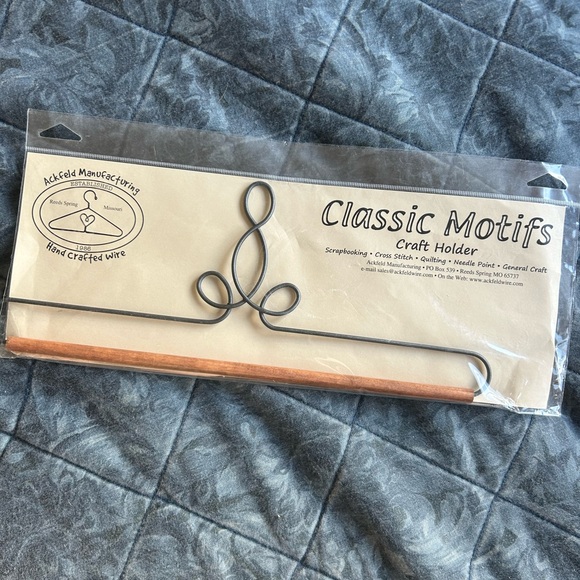 Classic motif craft holder 16 in for blankets, art, etc- new - Picture 1 of 6